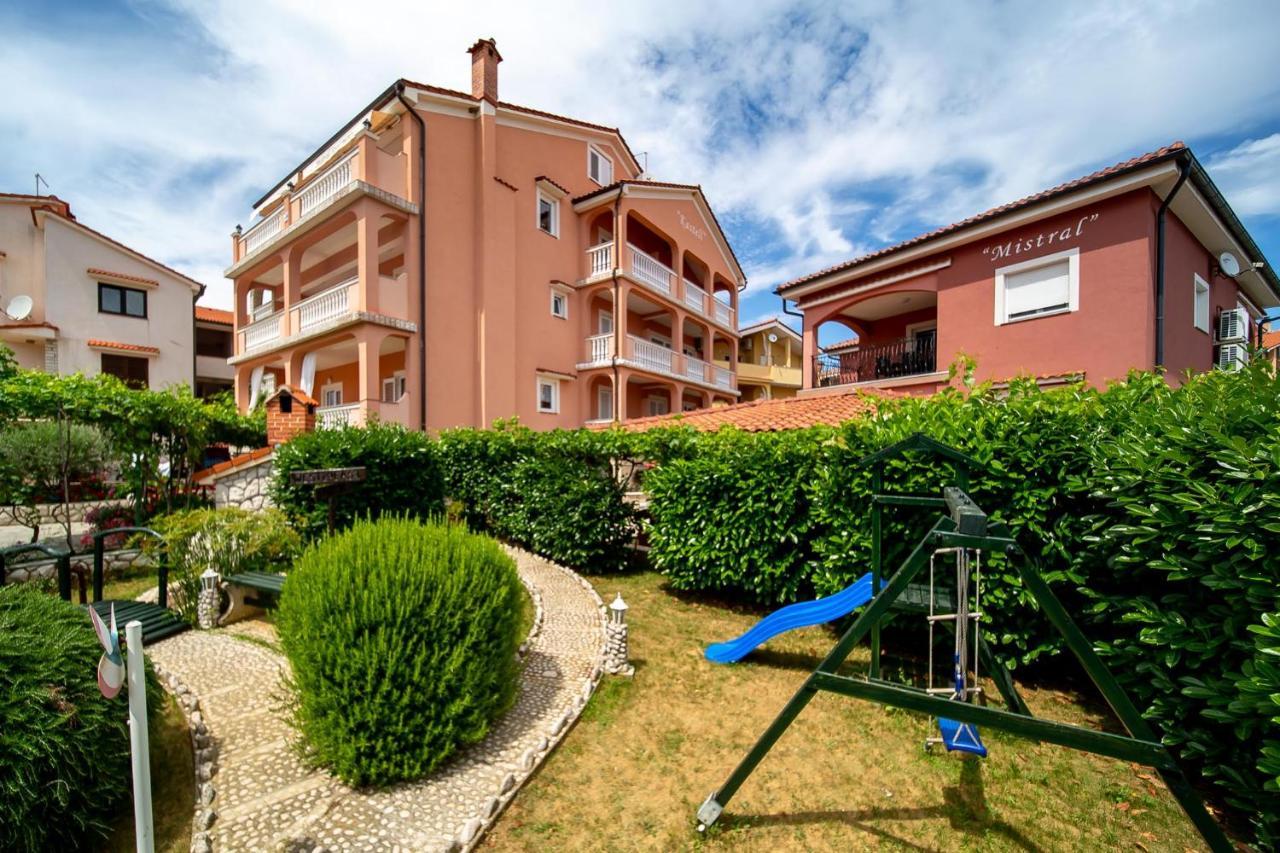 Kastell Apartments Lopar Buitenkant foto